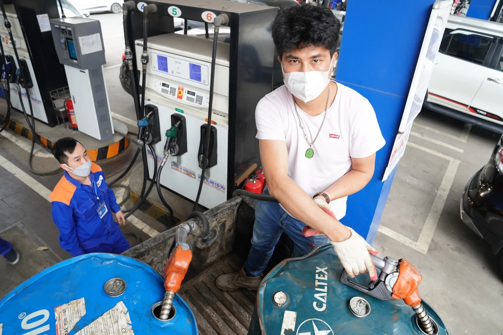 Giá xăng lên sát 30.000 đồng/lít ảnh 1 Giá xăng lên sát 30.000 đồng/lít ảnh 1