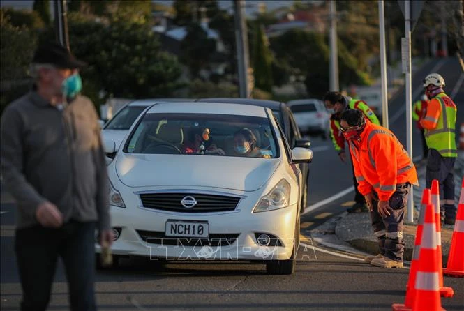  Nhân viên làm việc tại một điểm xét nghiệm Covid-19 ở Auckland, New Zealand. Ảnh: THX/TTXVN