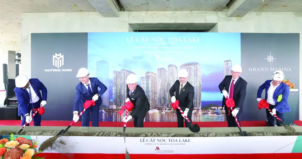 Grand Marina Saigon cất nóc tòa tháp căn hộ hàng hiệu Marriott đầu tiên ảnh 1 Grand Marina Saigon cất nóc tòa tháp căn hộ hàng hiệu Marriott đầu tiên ảnh 1