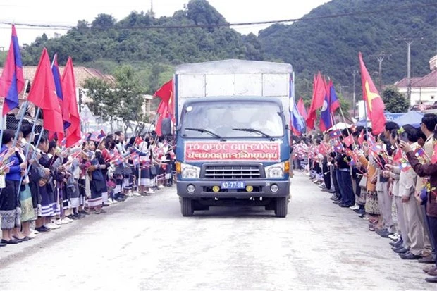 Đông đảo các tầng lớp nhân dân huyện Nong Het, tỉnh Xiêng Khoảng ra tiễn biệt và tri ân các anh hùng liệt sĩ Việt Nam hy sinh vì nền độc lập tự do của 2 nước. Ảnh: TTXVN