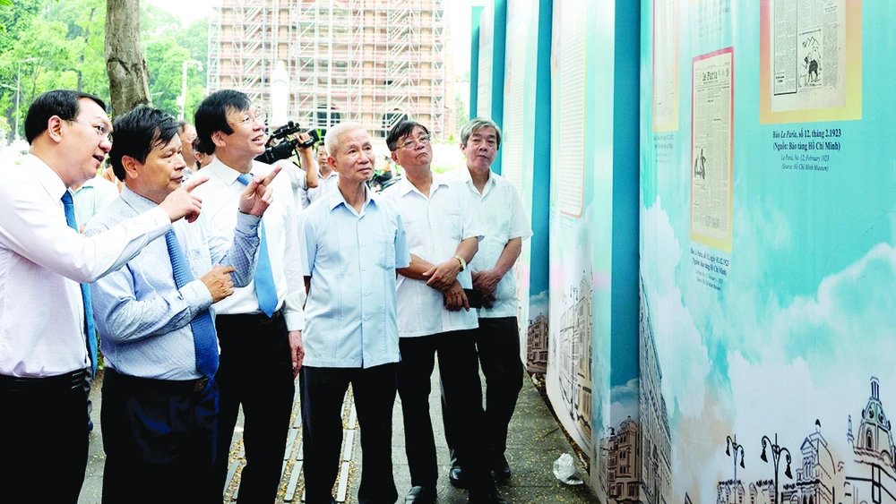 Các đại biểu tham quan triển lãm. Ảnh: QUỐC THANH