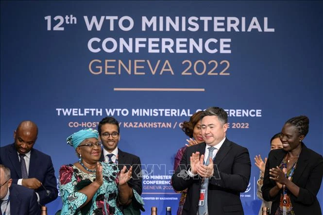 Tổng Giám đốc WTO Ngozi Okonjo-Iweala (thứ 2, trái) và các quan chức WTO tại phiên bế mạc Hội nghị Bộ trưởng WTO ở Geneva (Thụy Sĩ) ngày 17-6-2022. Ảnh: AFP/TTXVN