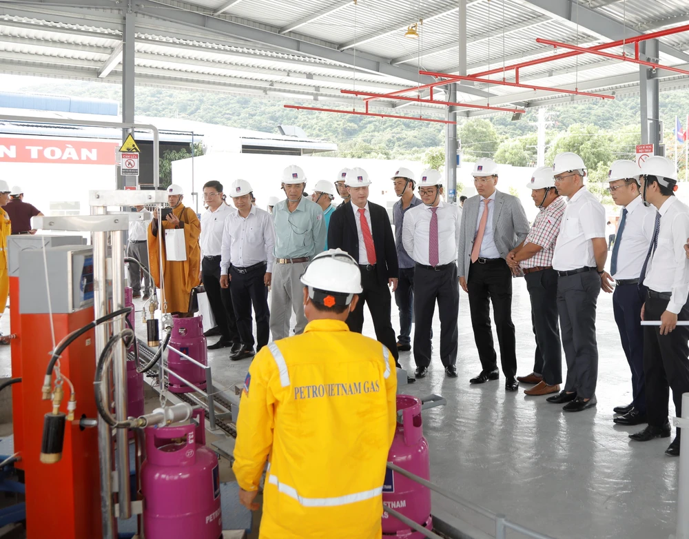 Các đại biểu tham quan Trạm chiết nạp LPG Bà Rịa - Vũng Tàu