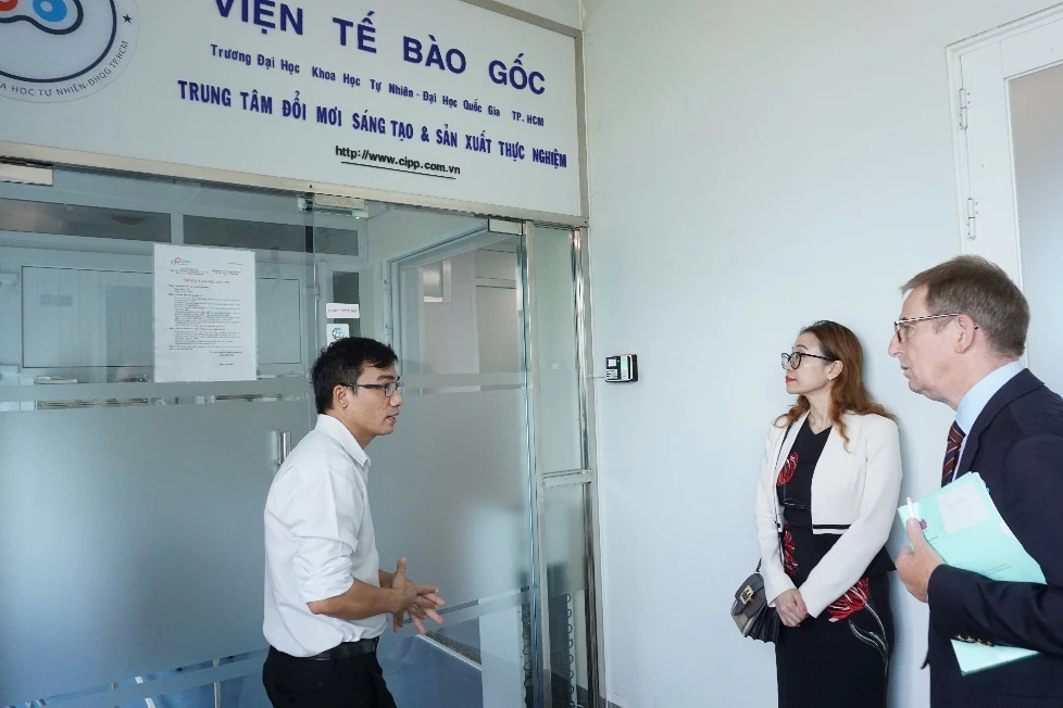 Đoàn đi tham quan Trung tâm Đổi mới Sáng tạo và Sản xuất Thực nghiệm của Viện Tế bào gốc. Ảnh: vnuhcm.edu.vn