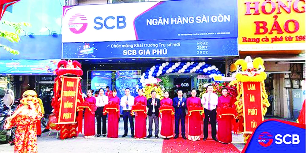 Đại diện lãnh đạo SCB Gia Phú và khách hàng cùng thực hiện cắt băng khai trương