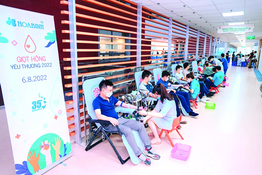 Tập đoàn Xây dựng Hòa Bình tổ chức ngày hội hiến máu Giọt Hồng Yêu Thương 2022 ảnh 1 Tập đoàn Xây dựng Hòa Bình tổ chức ngày hội hiến máu Giọt Hồng Yêu Thương 2022 ảnh 1