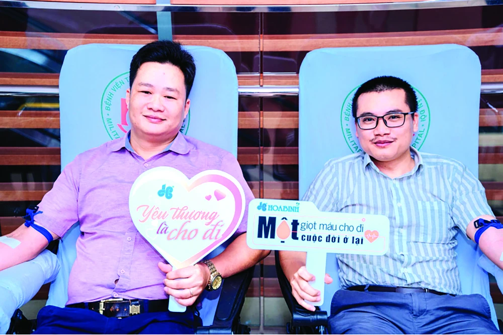 Tập đoàn Xây dựng Hòa Bình tổ chức ngày hội hiến máu Giọt Hồng Yêu Thương 2022 ảnh 2 Tập đoàn Xây dựng Hòa Bình tổ chức ngày hội hiến máu Giọt Hồng Yêu Thương 2022 ảnh 2