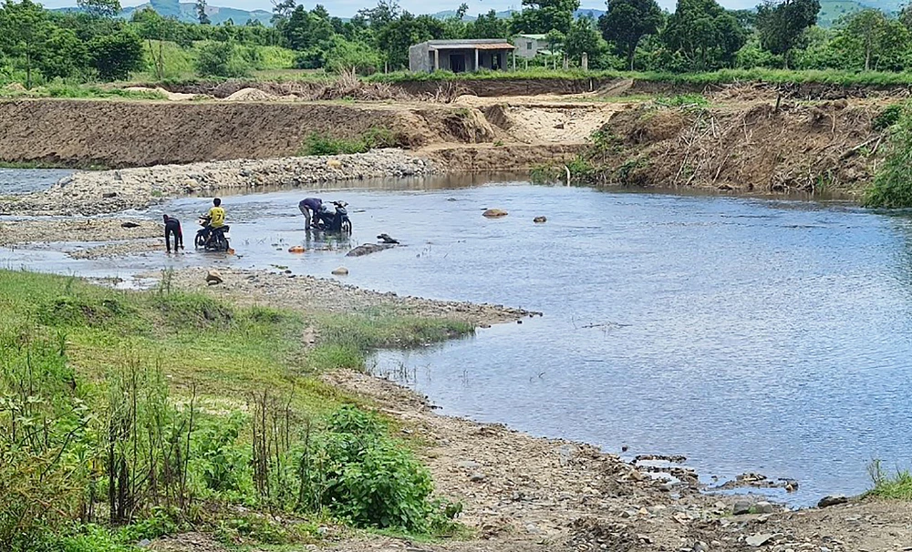 Khu vực suối bị đắp đập, xây dựng khu nuôi cá tầm quy mô lớn chưa được cấp phép