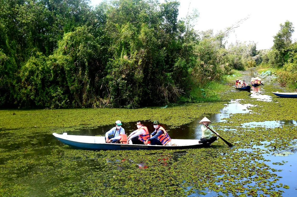 Du khách tham quan Làng nổi Tân Lập (tỉnh Long An)