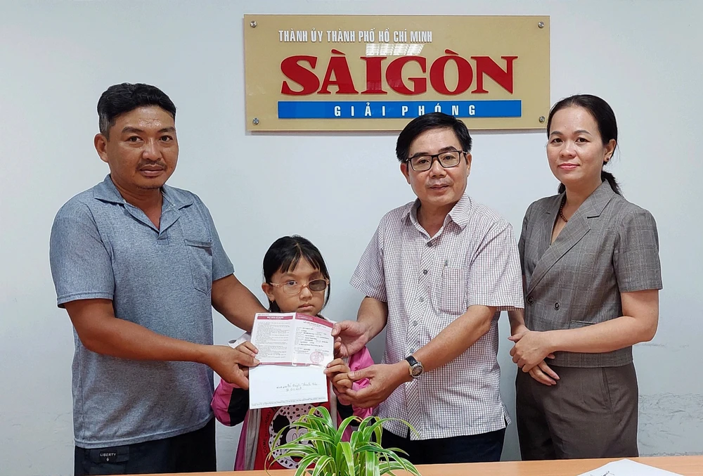 Trao sổ tiết kiệm cho gia đình cháu Thanh Diệu ảnh 1 Trao sổ tiết kiệm cho gia đình cháu Thanh Diệu ảnh 1