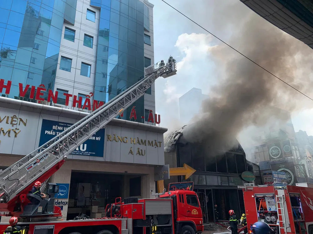 Cháy lớn ở quán bar sau lưng chợ Bến Thành  ảnh 9