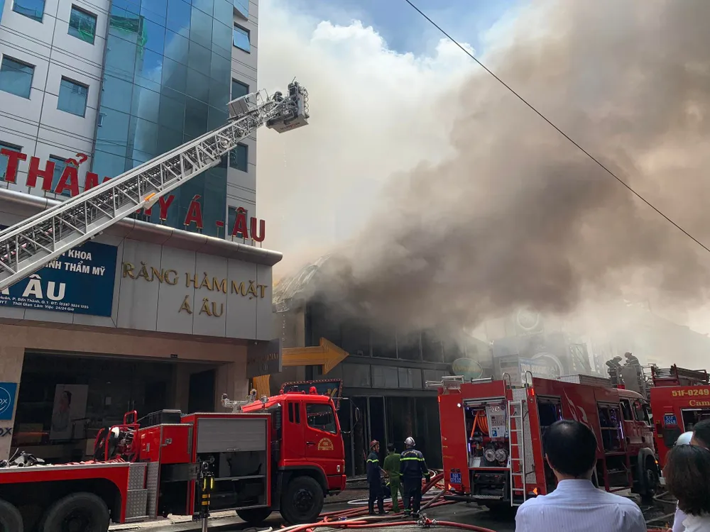 Cháy lớn ở quán bar sau lưng chợ Bến Thành  ảnh 10
