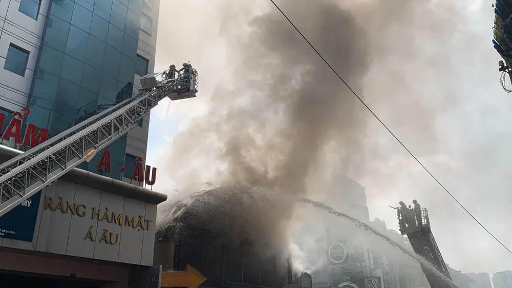 Cháy lớn ở quán bar sau lưng chợ Bến Thành  ảnh 8