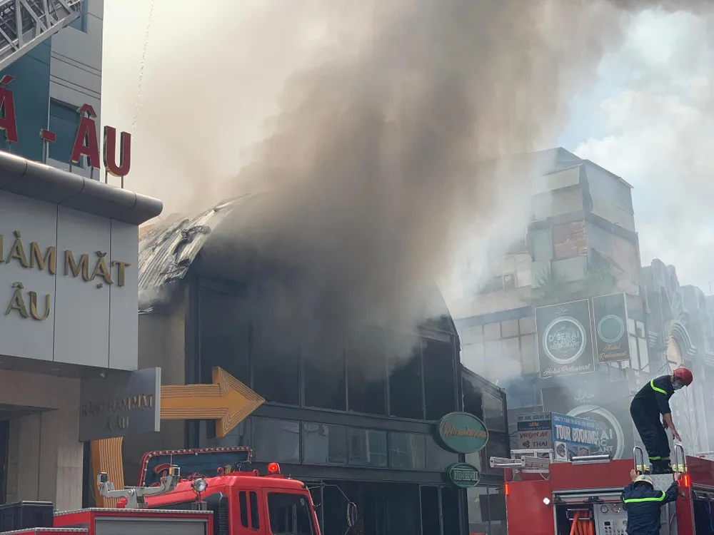 Cháy lớn ở quán bar sau lưng chợ Bến Thành  ảnh 6