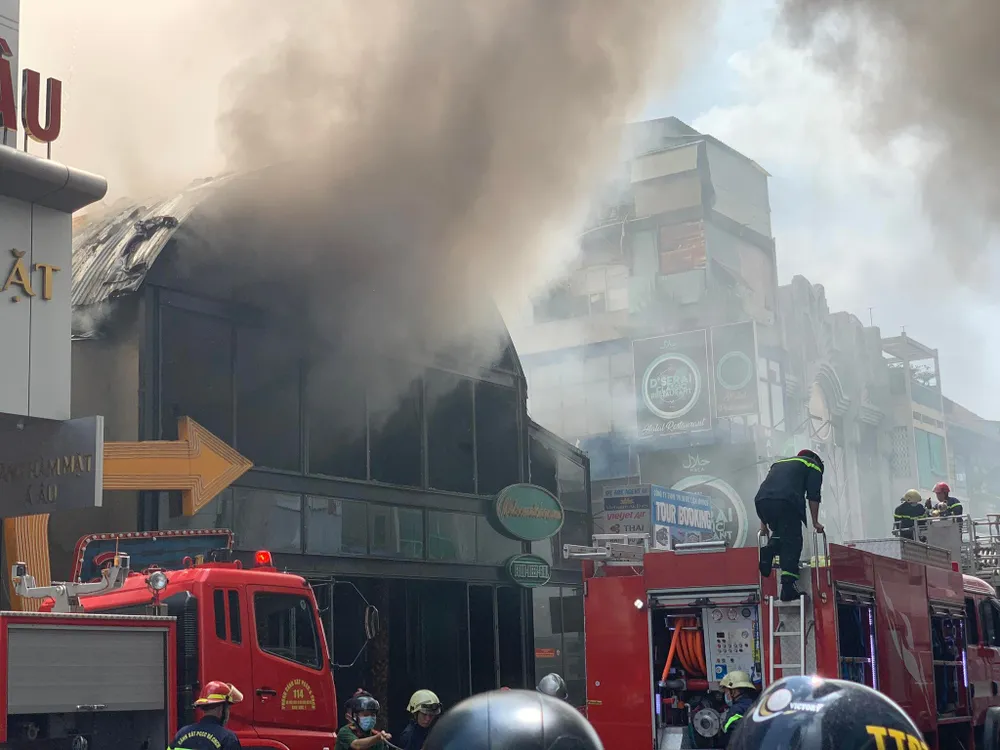 Cháy lớn ở quán bar sau lưng chợ Bến Thành  ảnh 4