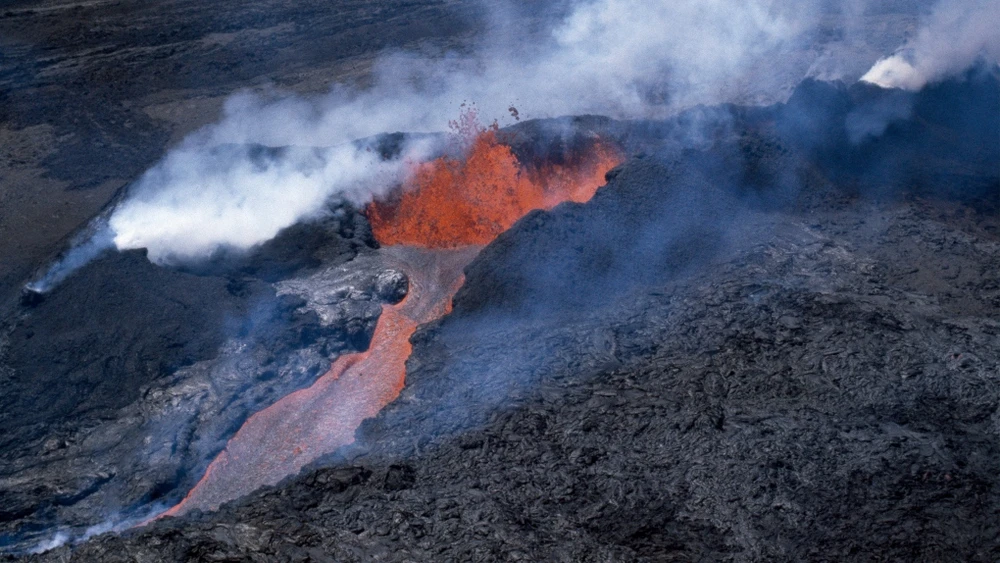 Nham thạch chảy ra từ đỉnh núi Mauna Loa tháng 4-1984. Ảnh: AP