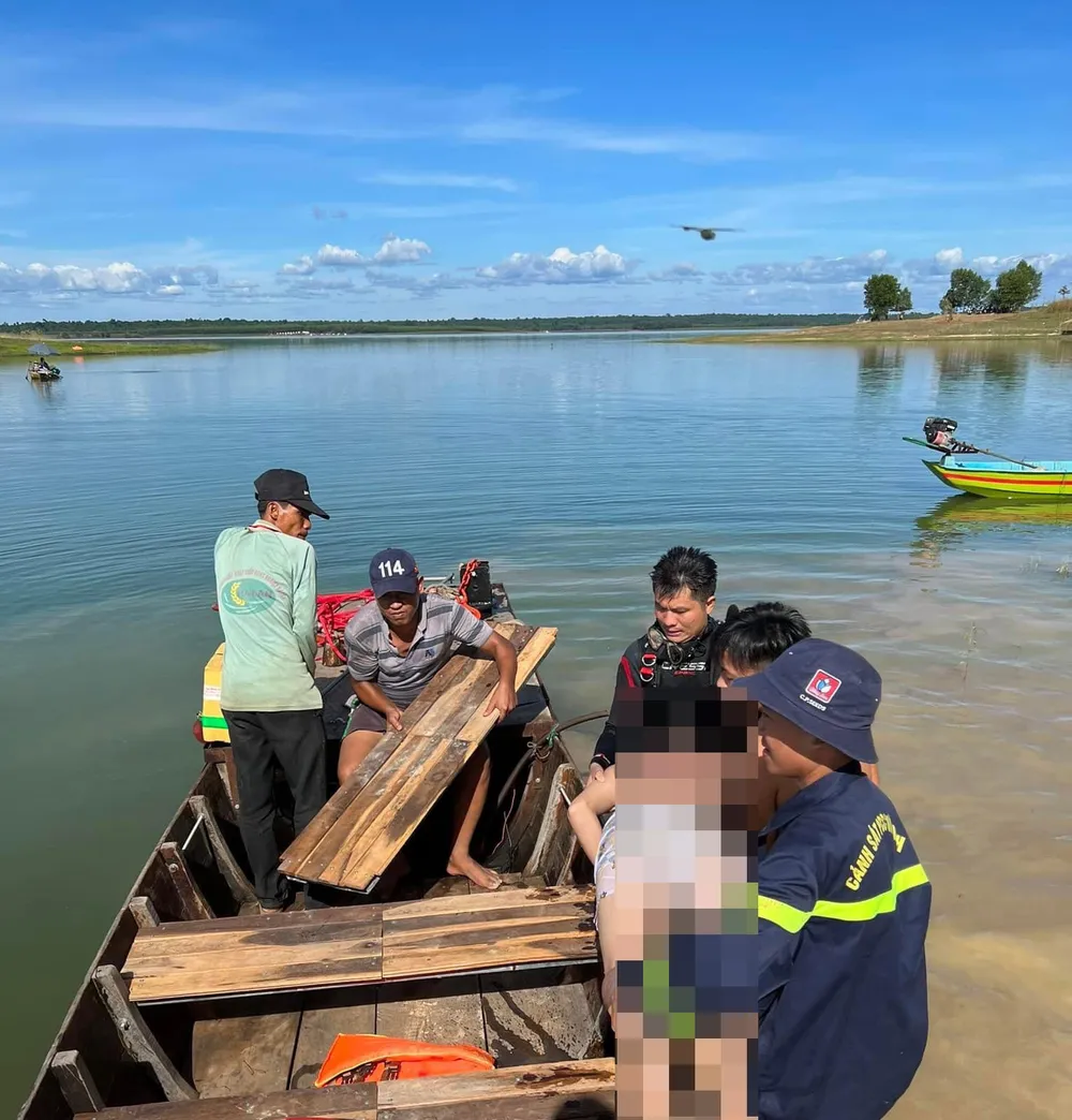 Lực lượng chức năng tìm thấy thi thể nạn nhân Lực lượng chức năng tìm thấy thi thể nạn nhân