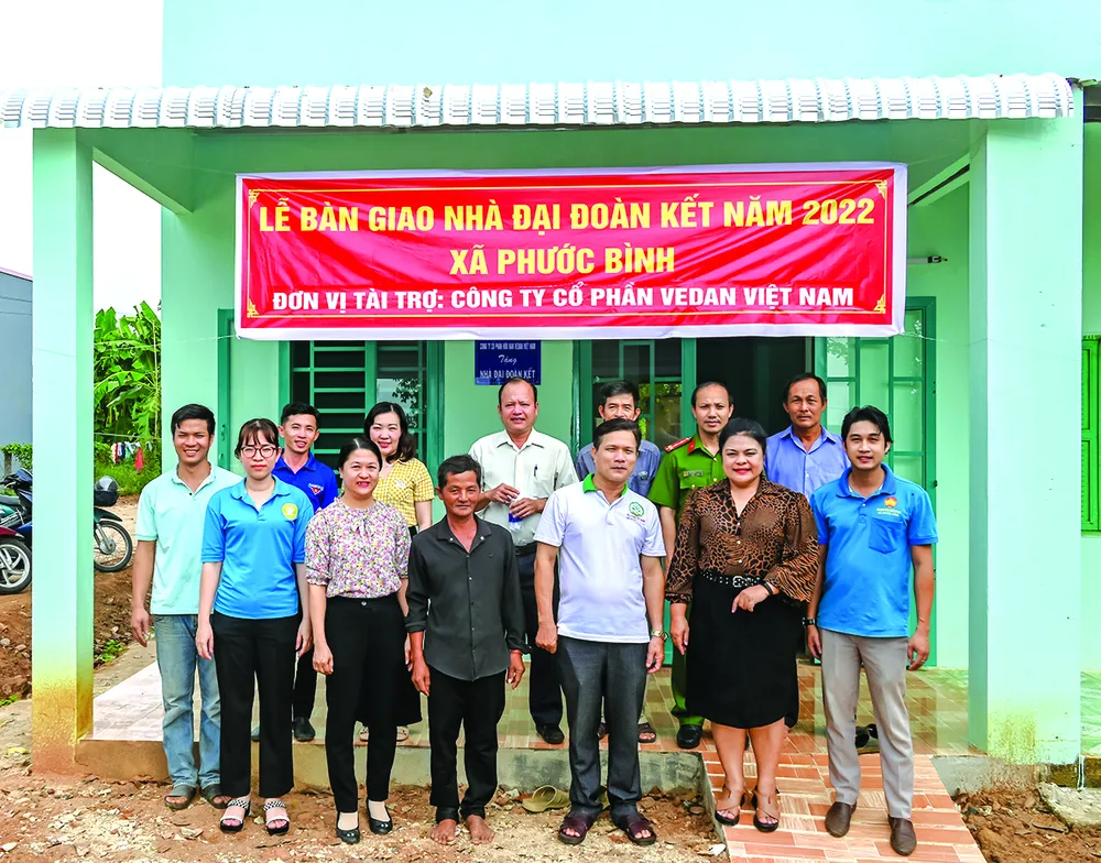 Bà Nguyễn Thu Thủy, Phó Giám đốc đối ngoại Công ty Vedan (thứ 2 phải qua) trao tặng Nhà đại đoàn kết cho gia đình ông Nguyễn Ngọc Tươi