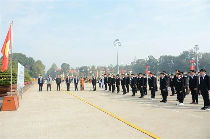 Đoàn học sinh đoạt giải Olympic và khoa học kỹ thuật quốc tế năm 2022 báo công Bác tại Lăng Chủ tịch Hồ Chí Minh