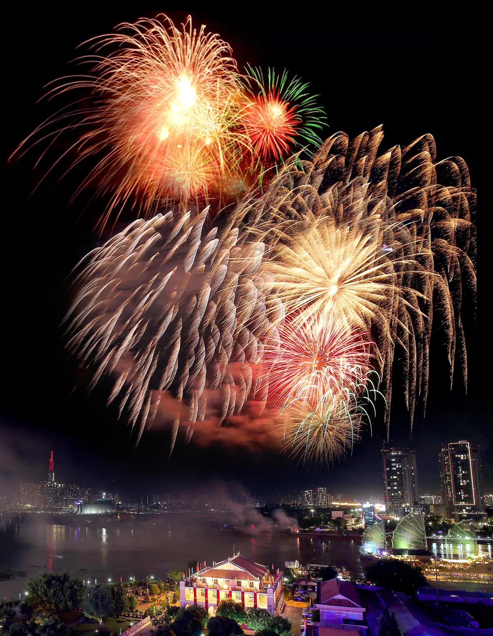 Bắn pháo hoa tại khu vực đầu đường hầm vượt sông Sài Gòn. Ảnh: DŨNG PHƯƠNG