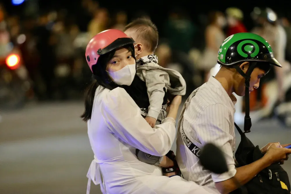 Người dân đổ về các tuyến đường khu vực trung tâm để chào đón thời khắc chuyển sang năm mới 2023. Ảnh: DŨNG PHƯƠNG