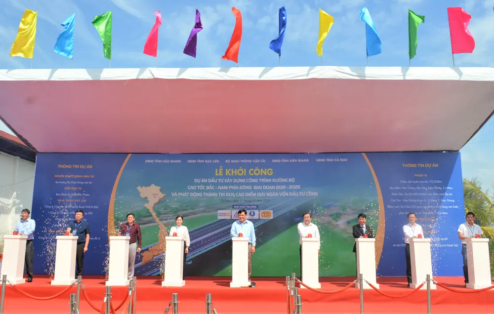 Lãnh đạo tỉnh Cà Mau, Kiên Giang cùng chủ đầu tư thực hiện nghi thức khởi công dự án Cần Thơ - Cà Mau, đoạn Hậu Giang – Cà Mau, sáng 1-1-2023 Lãnh đạo tỉnh Cà Mau, Kiên Giang cùng chủ đầu tư thực hiện nghi thức khởi công dự án Cần Thơ - Cà Mau, đoạn Hậu Giang – Cà Mau, sáng 1-1-2023
