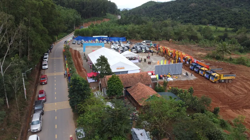 Toàn cảnh lễ khởi công dự án cao tốc Bắc - Nam phía Đông tại điểm cầu tỉnh Bình Định. Ảnh: NGỌC OAI Toàn cảnh lễ khởi công dự án cao tốc Bắc - Nam phía Đông tại điểm cầu tỉnh Bình Định. Ảnh: NGỌC OAI