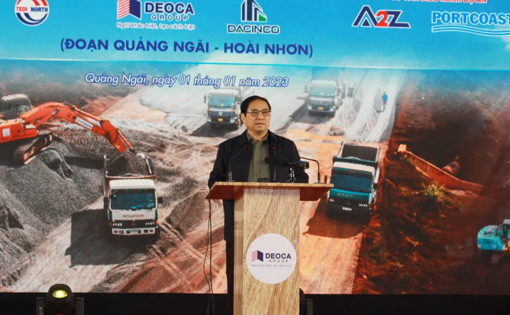 Thủ tướng Phạm Minh Chính phát biểu tại buổi lễ khởi công ở điểm cầu Quảng Ngãi, sáng 1-1-2023. Ảnh: NGUYỄN TRANG Thủ tướng Phạm Minh Chính phát biểu tại buổi lễ khởi công ở điểm cầu Quảng Ngãi, sáng 1-1-2023. Ảnh: NGUYỄN TRANG