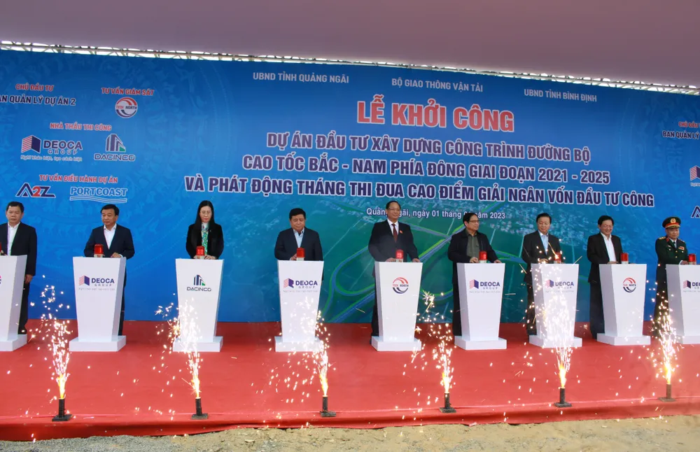 Thủ tướng Chính phủ cùng đại diện các bộ, ngành, địa phương thực hiện nghi thức chính thức khởi công dự án tại điểm cầu Quảng Ngãi, sáng 1-1-2023. Ảnh: NGUYỄN TRANG Thủ tướng Chính phủ cùng đại diện các bộ, ngành, địa phương thực hiện nghi thức chính thức khởi công dự án tại điểm cầu Quảng Ngãi, sáng 1-1-2023. Ảnh: NGUYỄN TRANG