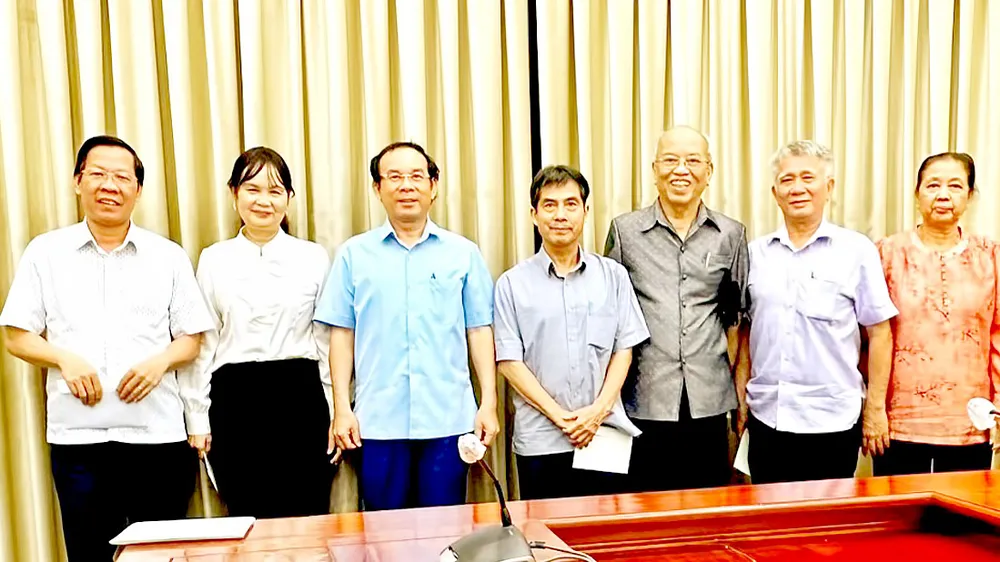 Bí thư Thành ủy TPHCM Nguyễn Văn Nên, Chủ tịch UBND TPHCM Phan Văn Mãi cùng 5 văn nghệ sĩ Bí thư Thành ủy TPHCM Nguyễn Văn Nên, Chủ tịch UBND TPHCM Phan Văn Mãi cùng 5 văn nghệ sĩ