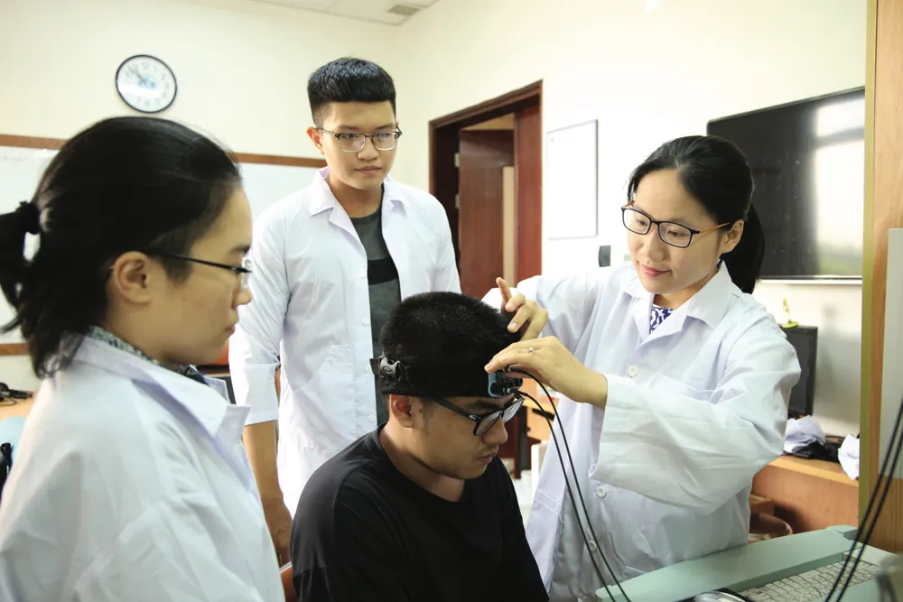 Giảng viên Trường ĐH Quốc tế (ĐH Quốc gia TPHCM) hướng dẫn học viên cao học thực hành tại phòng thí nghiệm