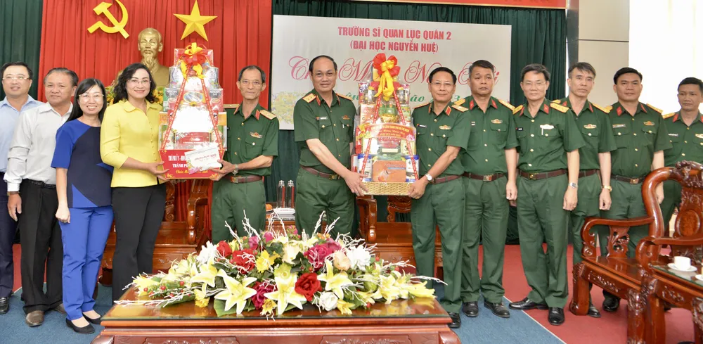 Thứ trưởng Bộ Công thương Phan Thị Thắng và Trung tướng Nguyễn Văn Nam, Tư lệnh Bộ Tư lệnh TPHCM chúc tết tại Trường Đại học Nguyễn Huệ (Trường Sĩ quan Lục quân 2). Ảnh: CAO THĂNG Thứ trưởng Bộ Công thương Phan Thị Thắng và Trung tướng Nguyễn Văn Nam, Tư lệnh Bộ Tư lệnh TPHCM chúc tết tại Trường Đại học Nguyễn Huệ (Trường Sĩ quan Lục quân 2). Ảnh: CAO THĂNG