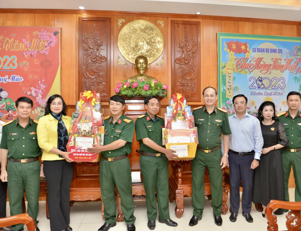 Thứ trưởng Bộ Công thương Phan Thị Thắng và Trung tướng Nguyễn Văn Nam, Tư lệnh Bộ Tư lệnh TPHCM thăm, chúc tết Sư đoàn 309 – Quân đoàn 4. Ảnh: CAO THĂNG Thứ trưởng Bộ Công thương Phan Thị Thắng và Trung tướng Nguyễn Văn Nam, Tư lệnh Bộ Tư lệnh TPHCM thăm, chúc tết Sư đoàn 309 – Quân đoàn 4. Ảnh: CAO THĂNG