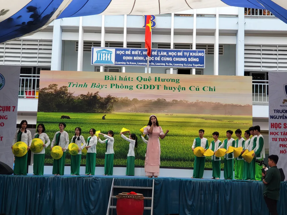 Tiết mục văn nghệ của Phòng GD-ĐT huyện Củ Chi trình diễn tại cụm trại THPT Võ Trường Toản (quận 12)