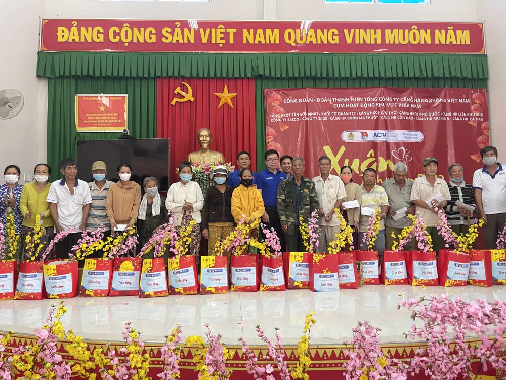 Đoàn thanh niên Tổng công ty Cảng hàng không Việt Nam tặng quà Tết Quý Mão tại Vĩnh Long ảnh 1 Đoàn thanh niên Tổng công ty Cảng hàng không Việt Nam tặng quà Tết Quý Mão tại Vĩnh Long ảnh 1