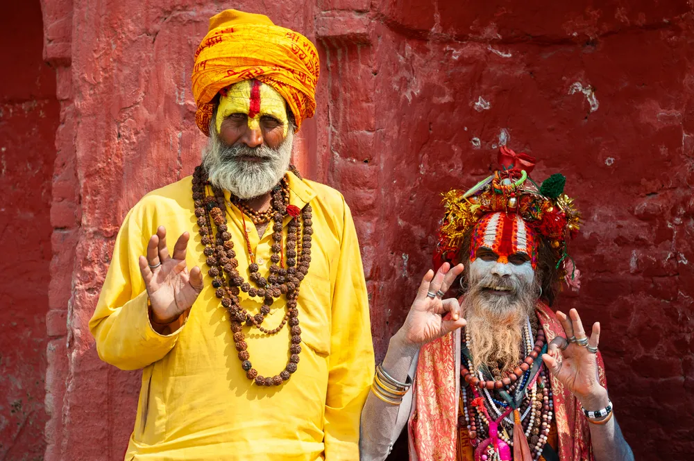 Các tu sĩ bên bờ sông Barmati - nơi hỏa táng những người Hindu giáo