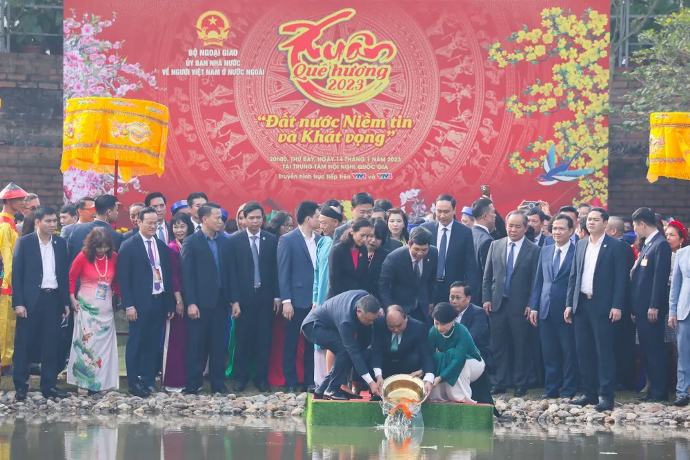 Chủ tịch nước Nguyễn Xuân Phúc và phu nhân cùng các đại biểu kiều bào dự chương trình "Xuân Quê hương" 2023 tiến hành nghi thức thả cá chép tiễn ông Công, ông Táo. Ảnh: VIẾT CHUNG Chủ tịch nước Nguyễn Xuân Phúc và phu nhân cùng các đại biểu kiều bào dự chương trình "Xuân Quê hương" 2023 tiến hành nghi thức thả cá chép tiễn ông Công, ông Táo. Ảnh: VIẾT CHUNG
