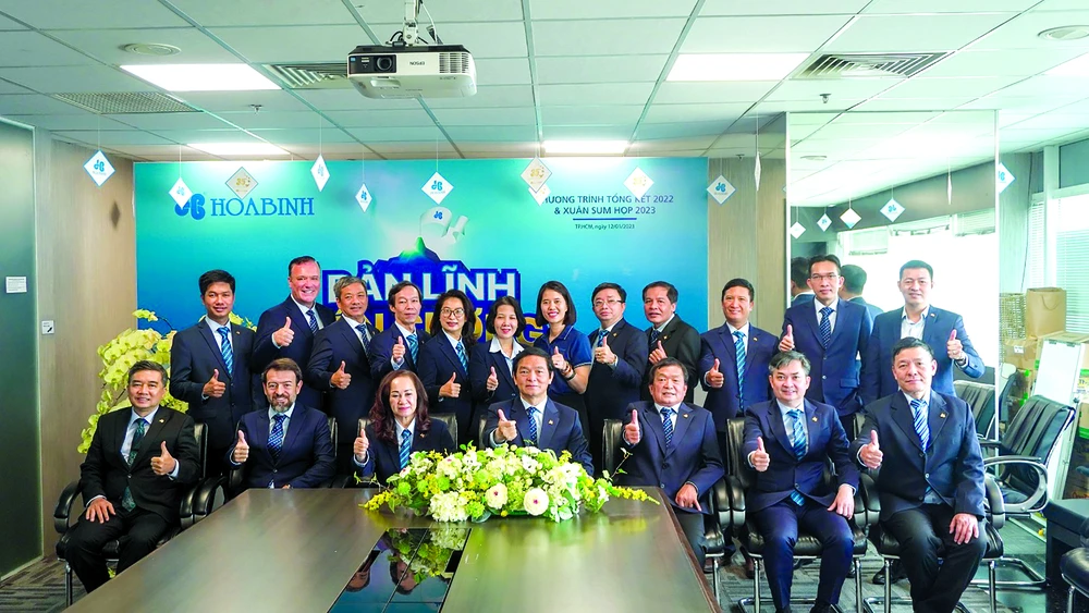 Chủ tịch HĐQT Lê Viết Hải (hàng đầu, chính giữa) cùng tập thể HĐQT, Ban lãnh đạo công ty đồng lòng quyết tâm đưa Tập đoàn Xây dựng Hòa Bình vượt qua những khó khăn, thách thức trong tình hình mới hiện nay và hướng đến lợi ích chung cao nhất của tập đoàn, cổ đông