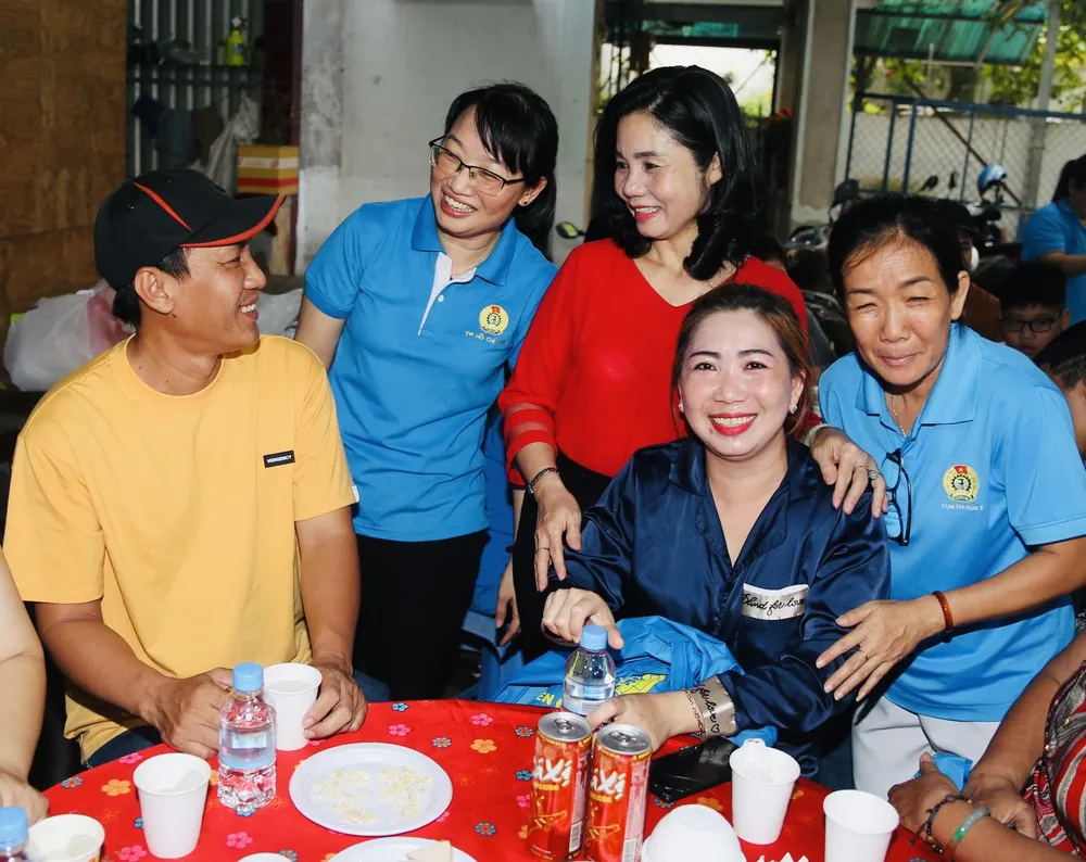 Chủ tịch LĐLĐ TPHCM Trần Thị Diệu Thúy chúc mừng năm mới và dùng bữa cơm tân niên cùng công nhân tại khu trọ tại quận Gò Vấp