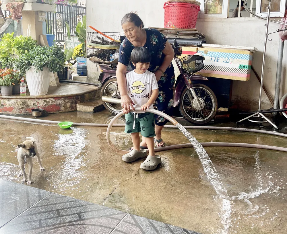 Tết là những ngày về với ông bà. Ảnh: HOÀNG HÙNG Tết là những ngày về với ông bà. Ảnh: HOÀNG HÙNG