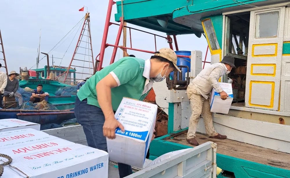 Thu xếp vật tư, nhu yếu phẩm lên tàu để chuẩn bị chuyến mở biển đánh bắt xa bờ Thu xếp vật tư, nhu yếu phẩm lên tàu để chuẩn bị chuyến mở biển đánh bắt xa bờ