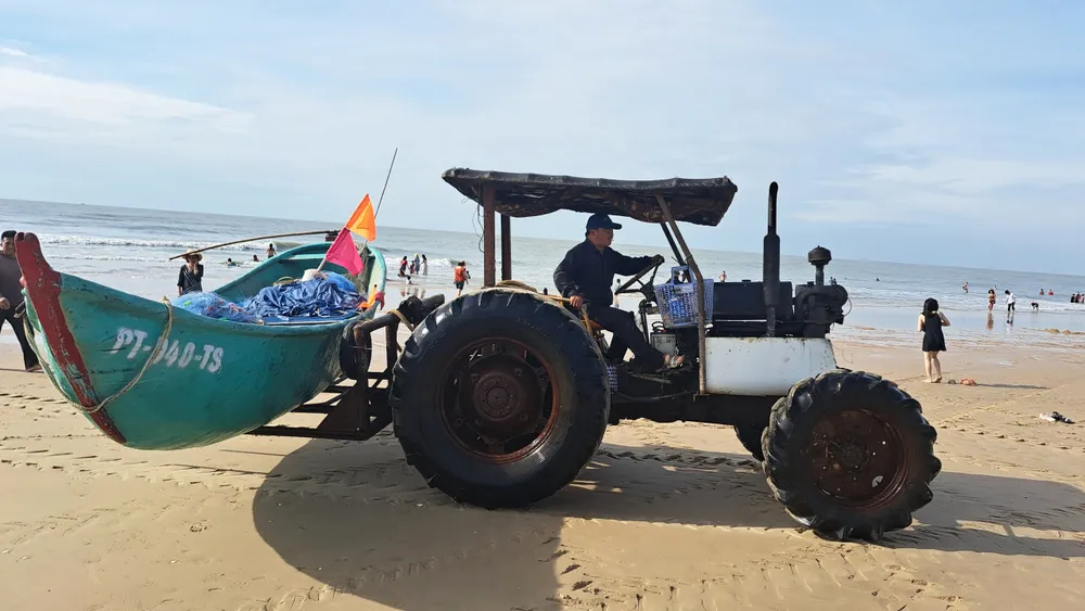 Chuyển nhanh ghe đầy tôm cá của ngư dân lên bờ Chuyển nhanh ghe đầy tôm cá của ngư dân lên bờ