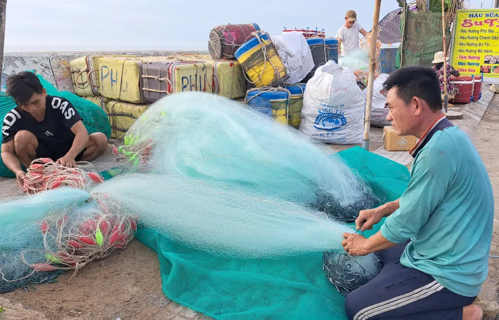 Ngư dân ở làng chài Phước Hải, huyện Đất Đỏ chuẩn bị ngư cụ Ngư dân ở làng chài Phước Hải, huyện Đất Đỏ chuẩn bị ngư cụ