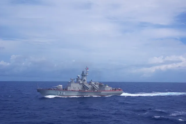 Tàu 378 luyện tập cùng trên biển. Ảnh: VĂN ĐƯỜNG Tàu 378 luyện tập cùng trên biển. Ảnh: VĂN ĐƯỜNG