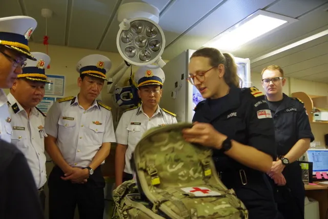 Trao đổi chuyên môn về y học Hải quân trên tàu HMS Spey. Ảnh: VĂN ĐƯỜNG Trao đổi chuyên môn về y học Hải quân trên tàu HMS Spey. Ảnh: VĂN ĐƯỜNG