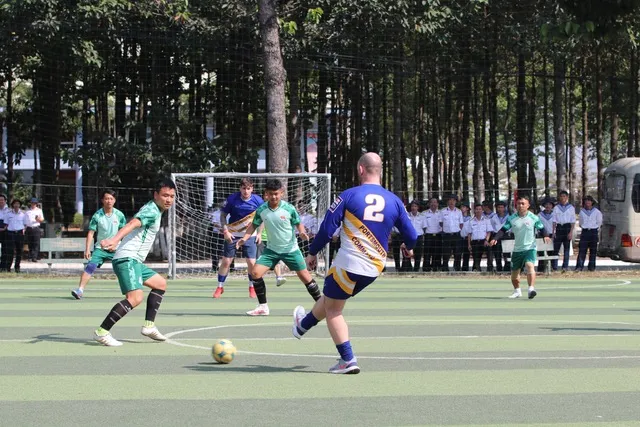 Hoạt động giao lưu bóng đá với Hải quân Việt Nam. Ảnh: VĂN ĐƯỜNG Hoạt động giao lưu bóng đá với Hải quân Việt Nam. Ảnh: VĂN ĐƯỜNG