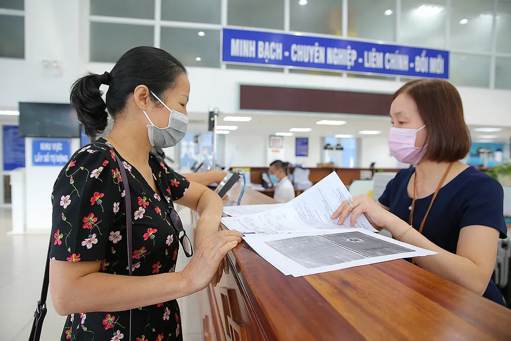 Người dân làm thủ tục thuế tại Chi cục Thuế quận Phú Nhuận, TPHCM. Ảnh: HOÀNG HÙNG Người dân làm thủ tục thuế tại Chi cục Thuế quận Phú Nhuận, TPHCM. Ảnh: HOÀNG HÙNG