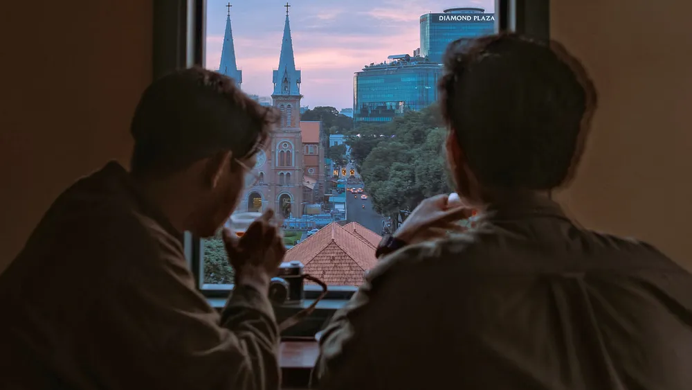 Góc quán cà phê trong chung cư Lý Tự Trọng với ô cửa sổ nhìn ra phía Nhà thờ Đức Bà. Ảnh: NGƯỜI TÁM CHUYỆN HOUSE Góc quán cà phê trong chung cư Lý Tự Trọng với ô cửa sổ nhìn ra phía Nhà thờ Đức Bà. Ảnh: NGƯỜI TÁM CHUYỆN HOUSE