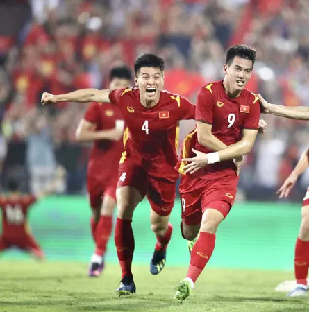 Tiến Linh (số 9) lọt vào tốp 5 Quả bóng vàng ở tuổi 26. Ảnh: DŨNG PHƯƠNG Tiến Linh (số 9) lọt vào tốp 5 Quả bóng vàng ở tuổi 26. Ảnh: DŨNG PHƯƠNG