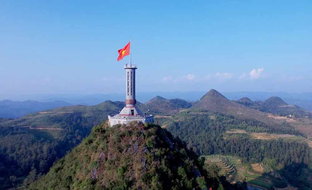 Cột cờ Lũng Cú (xã Lũng Cú, huyện Đồng Văn, tỉnh Hà Giang) luôn là nơi thu hút khách du lịch gần xa, góp phần đưa dịch vụ du lịch tại địa phương phát triển Cột cờ Lũng Cú (xã Lũng Cú, huyện Đồng Văn, tỉnh Hà Giang) luôn là nơi thu hút khách du lịch gần xa, góp phần đưa dịch vụ du lịch tại địa phương phát triển